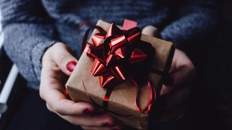 Hadiah Sebagai Pelembut Hati Ibu Bapa
